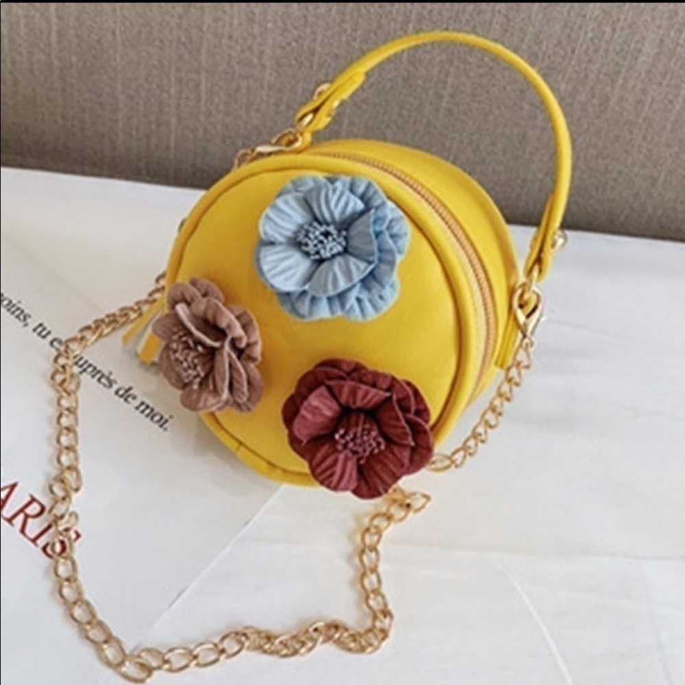 CROSSBODY bag with goldstone chain. Yellow
